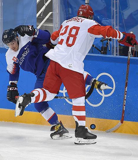 Российский хоккеист Андрей Зубарев (справа) и игрок сборной команды Словакии Патрик Лампер (слева) во время матча группового этапа 