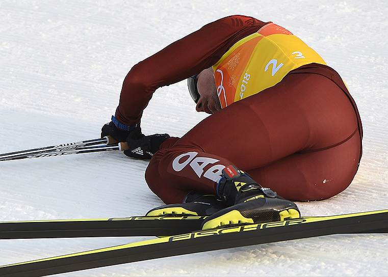 Российский спортсмен Алексей Червоткин во время эстафеты в лыжных гонках