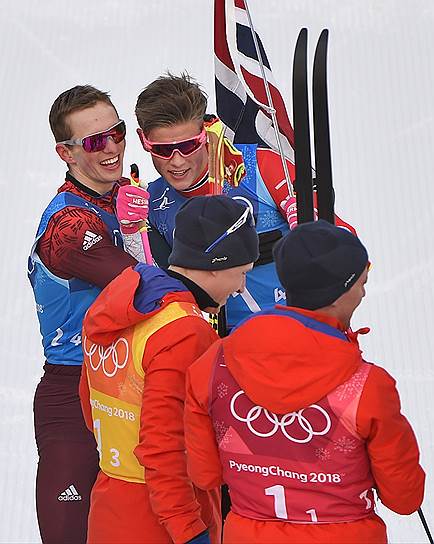 Российский и норвежский спортсмены Денис Спицов (слева) и Йоханнес Хесфлот Клебо (второй слева) в соревнованиях по лыжным гонкам 