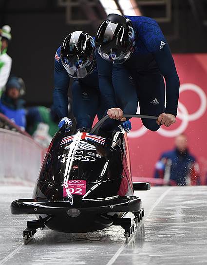 Британские спортсмены Брэд Холл и Джоэл Фирон во время заезда бобслейных двоек