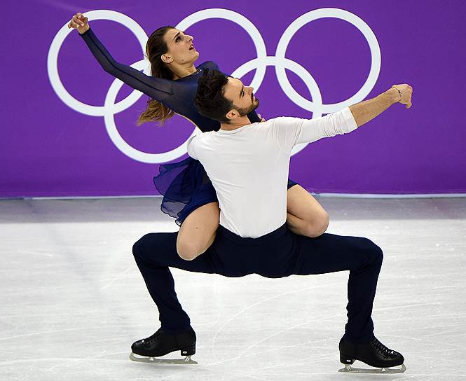 Французские фигуристы Габриэлла Пападакис и Гийом Сизерон во время произвольной программы танцевальных пар