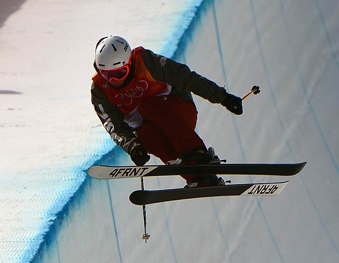 Американский спортсмен Алекс Феррейра во время выступления по лыжному хафпайпу