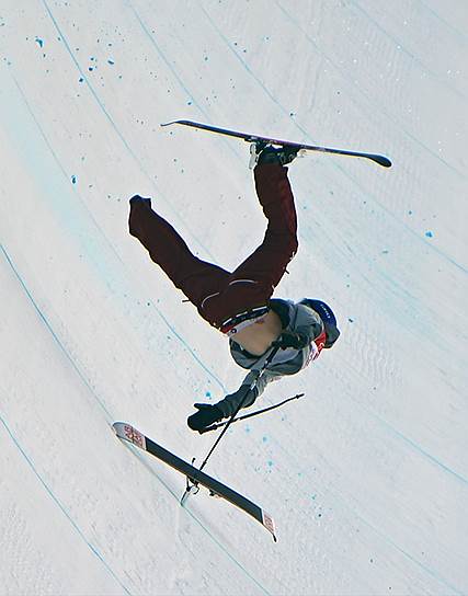 Американец Торин Йетер-Уоллес выступает в лыжном хафпайпе