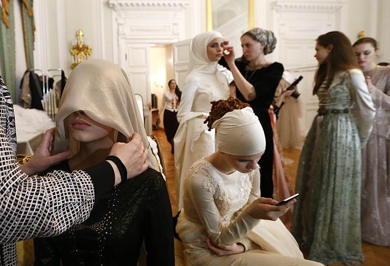 Модели готовятся к показу коллекции Firdaws во время Mercedes-Benz Fashion Week Russia (март 2017 года)