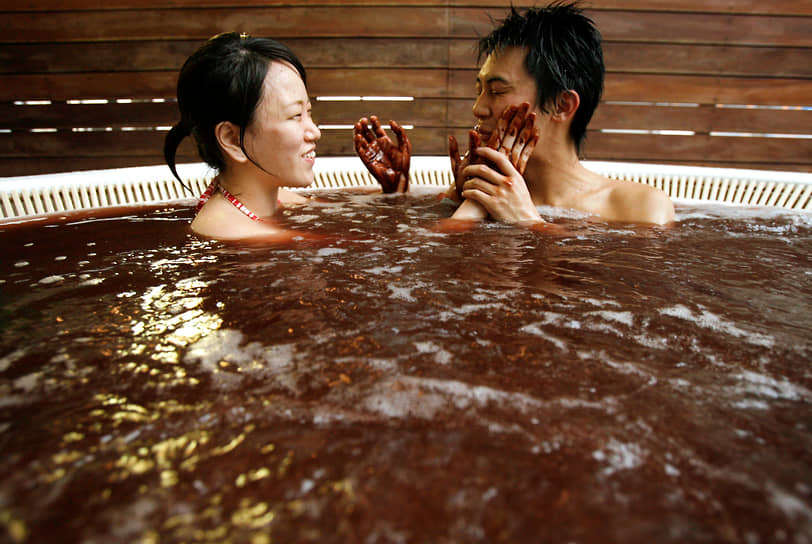В Японии традиционно местные жительницы дарят мужчинам в День всех влюбленных шоколад. Согласно опросам, более половины японцев (54%) предпочитают домашнее лакомство, нежели купленное в магазине
