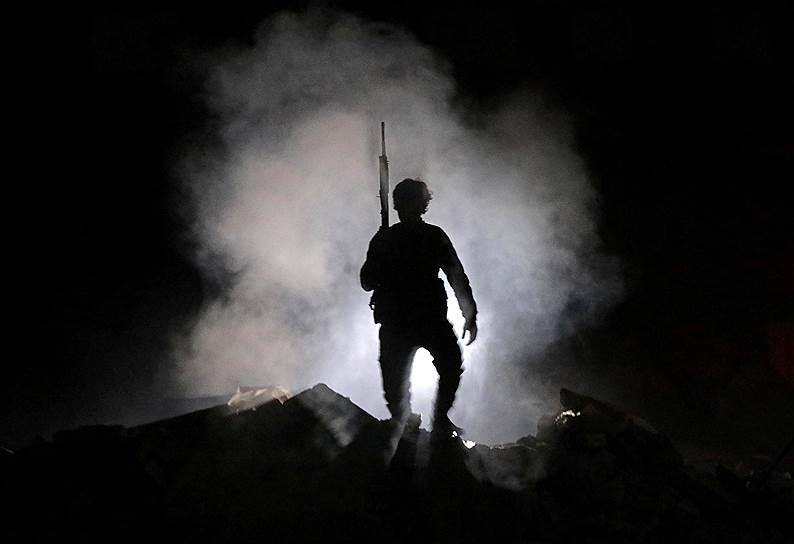 Тадеф, Сирия. Боец Свободной армии Сирии с оружием в провинции Алеппо