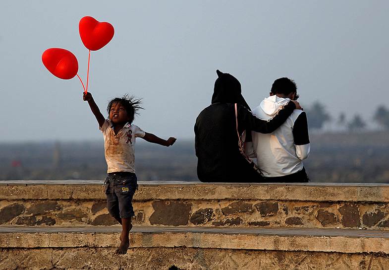 Мумбаи, Индия. Девочка пытается продать шарики в виде сердец в День cвятого Валентина