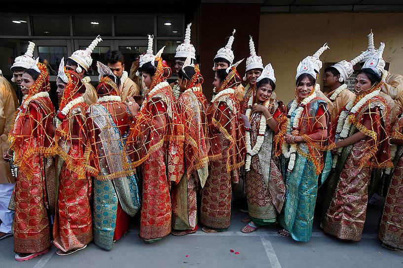 Калькутта, Индия. Невесты в ожидании церемонии массового бракосочетания