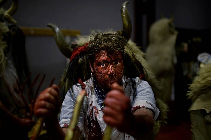 Альсасуа, Испания. Мужчина в костюме человека-быка принимает участие в карнавале