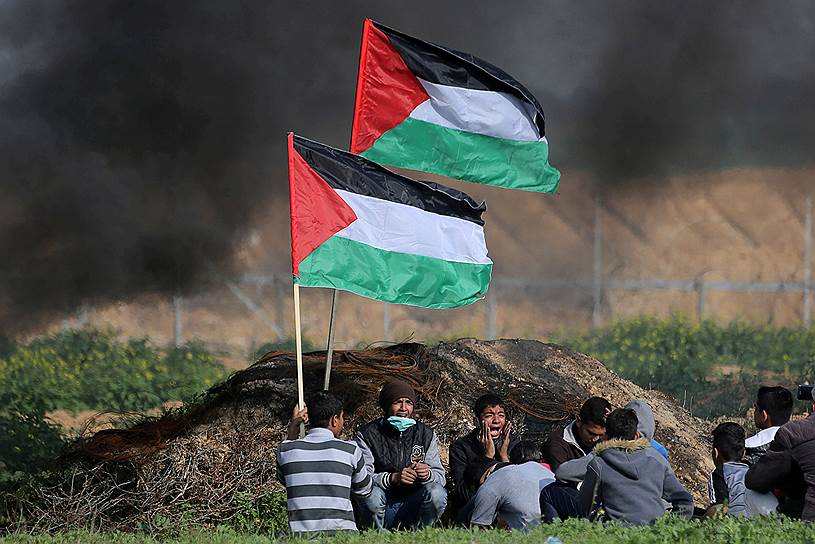 Сектор Газа. Палестинские протестующие во время столкновений с израильскими военными