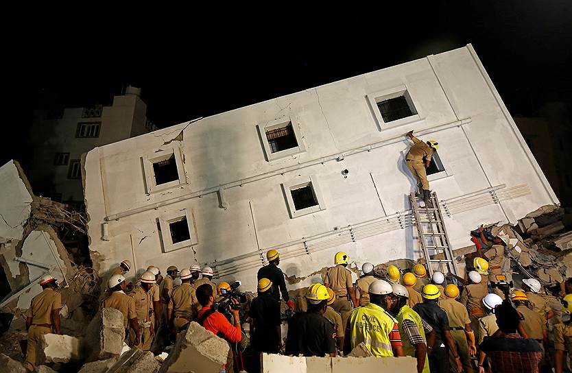 Бангалор, Индия. Полицейские и спасатели ищут выживших в рухнувшем доме