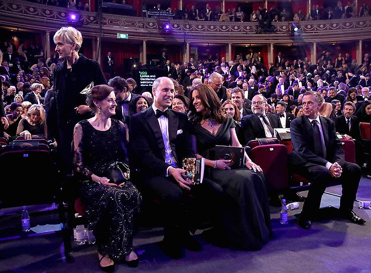 Принц Уильям и герцогиня Кембриджская Кэтрин (в центре) на церемонии вручения премий BAFTA в Альберт-холле