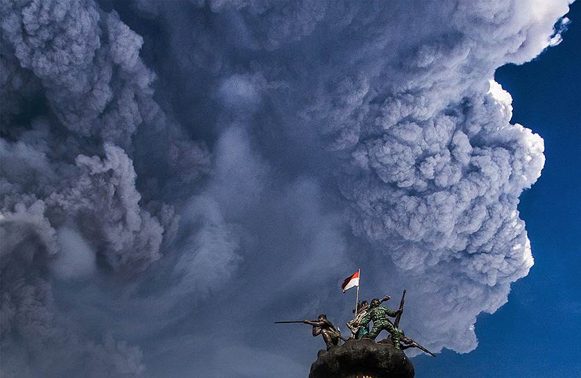 Провинция Северная Суматра, Индонезия. Извержение вулкана Синабунг