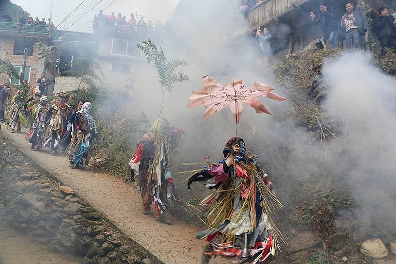 Лючжоу, Китай. Местные жители в костюмах горных богов во время празднования китайского Нового года