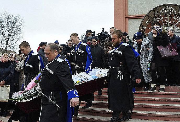 Церемония прощания с погибшими прихожанами Свято-Георгиевского храма в Кизляре