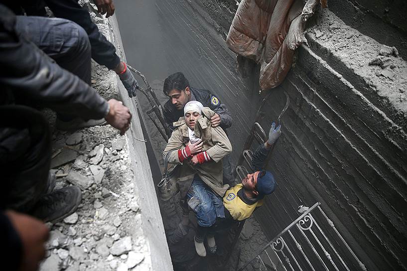 Дума, Сирия. Женщину, находящуюся в бессознательном состоянии, эвакуируют из убежища
