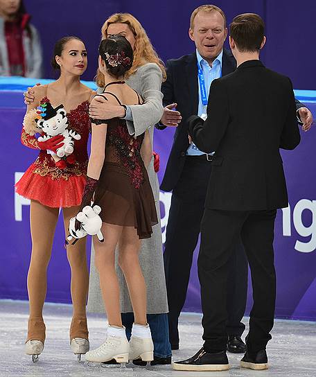 Российские фигуристки Евгения Медведева (вторая слева) и Алина Загитова (слева) и их тренер Этери Тутберидзе