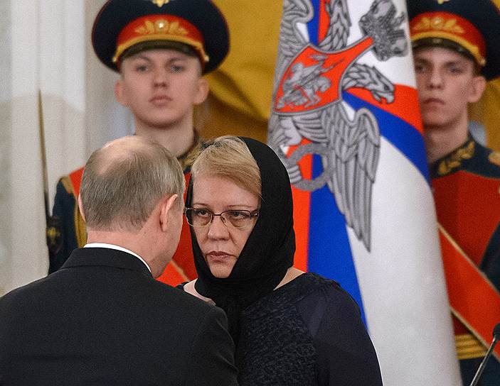 Президент России Владимир Путин и мать погибшего в Сирии летчика Романа Филипова Елена