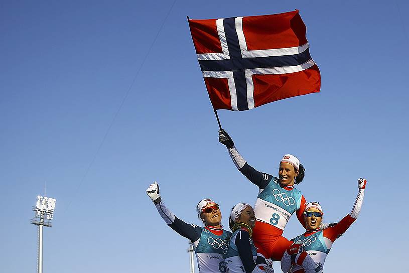 Норвежская лыжница Марит Бьорген (в центре)
