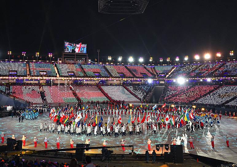 Флаги стран, спортсмены которых выступили на Олимпиаде, были спроецированы на трибуны