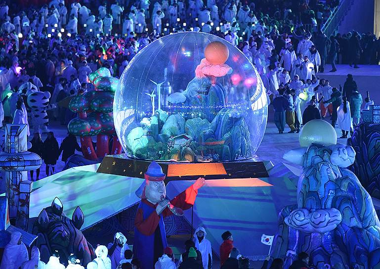 Огромный снежный шар в центре арены