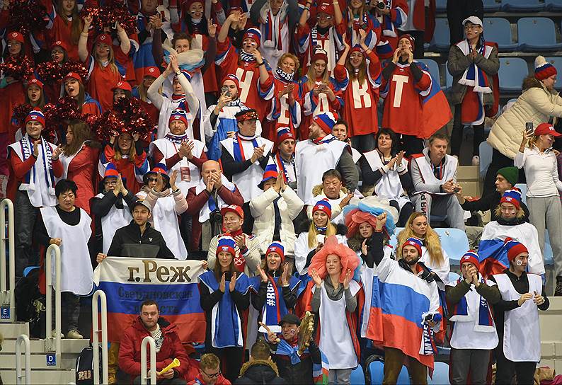 Болельщики из России на трибуне стадиона во время командных соревнований по фигурному катанию