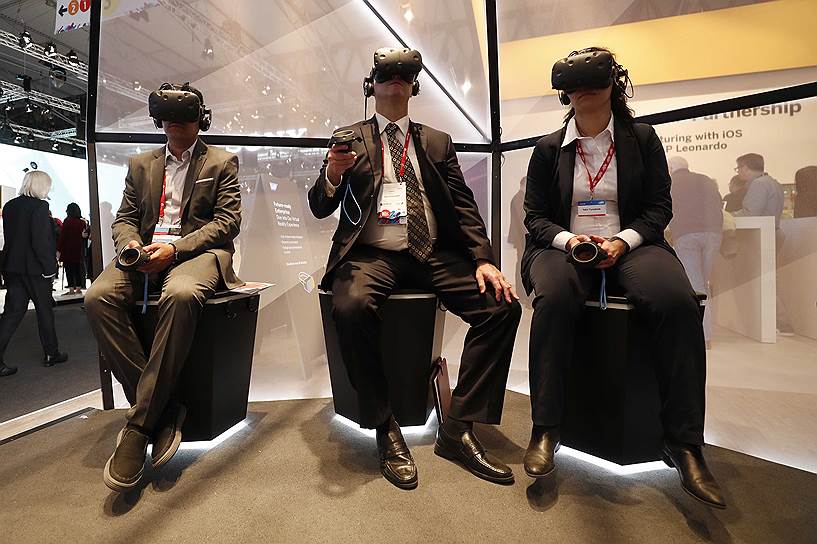 Посетители тестируют очки виртуальной реальности 