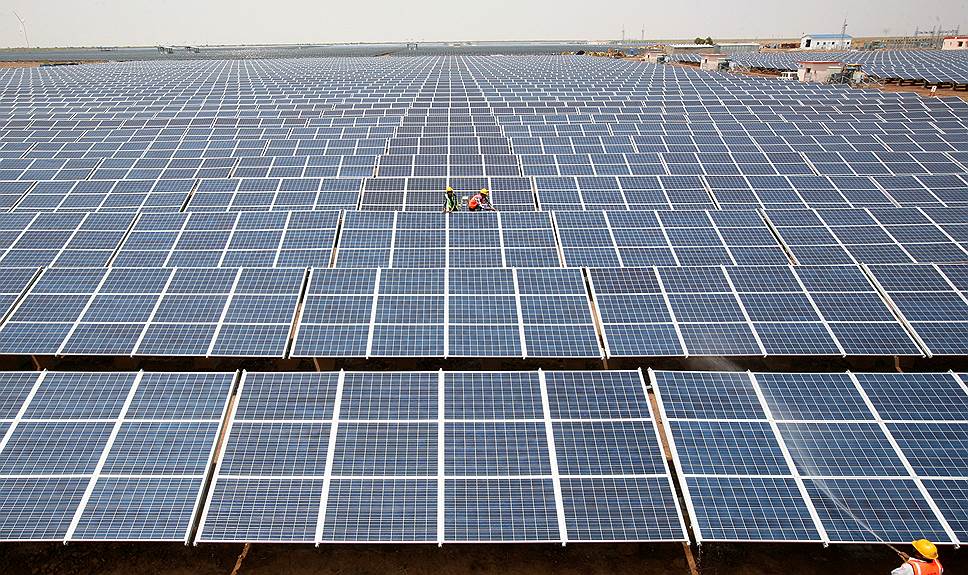 Гуджарат, Индия. Рабочие устанавливают солнечные панели
