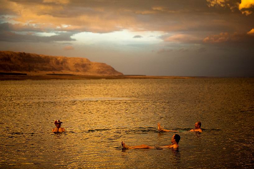 Метсоке Драгот, Западный берег реки Иордан. Польский турист плавает в Мертвом море