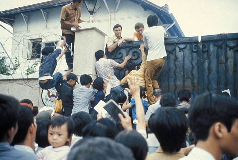 За день до окончания войны жители Сайгона бросились в американское посольство
