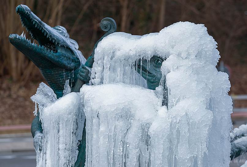 Тервюрен, Бельгия. Покрытая льдом скульптура художника Тома Франтзена 