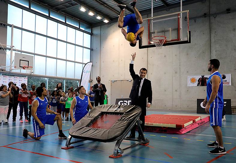 Вилетанёз, Франция. Президент Франции Эмманюэль Макрон играет в баскетбол 