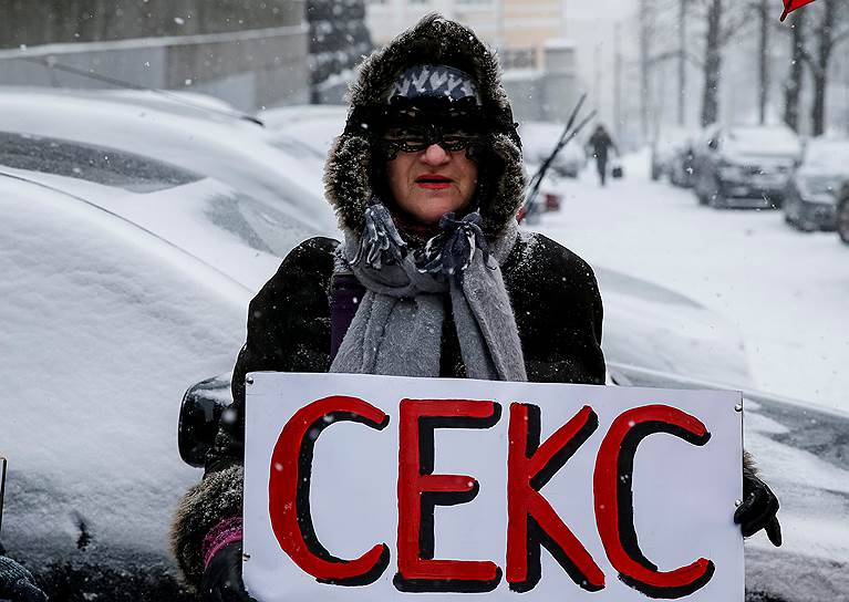 Киев, Украина. Местная жительница принимает участие в пикете с призывом к парламенту декриминализовать проституцию  