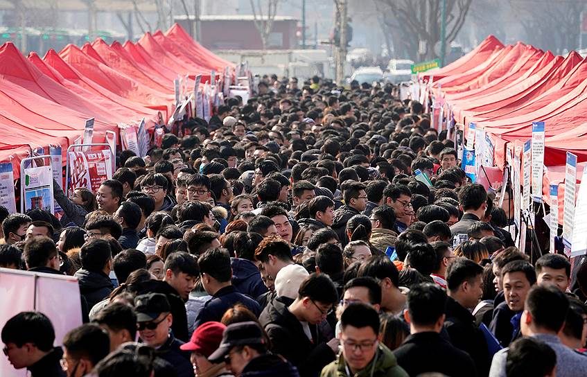 Шицзячжуан, Китай. Безработные на ярмарке вакансий