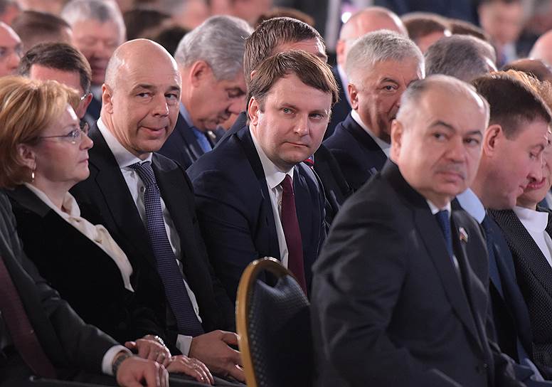 Министр финансов России Антон Силуанов (слева) и глава Минэкономики Максим Орешкин (второй слева)