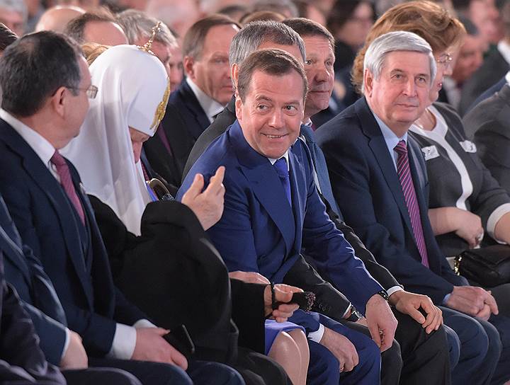 Премьер-министр России Дмитрий Медведев (в центре)