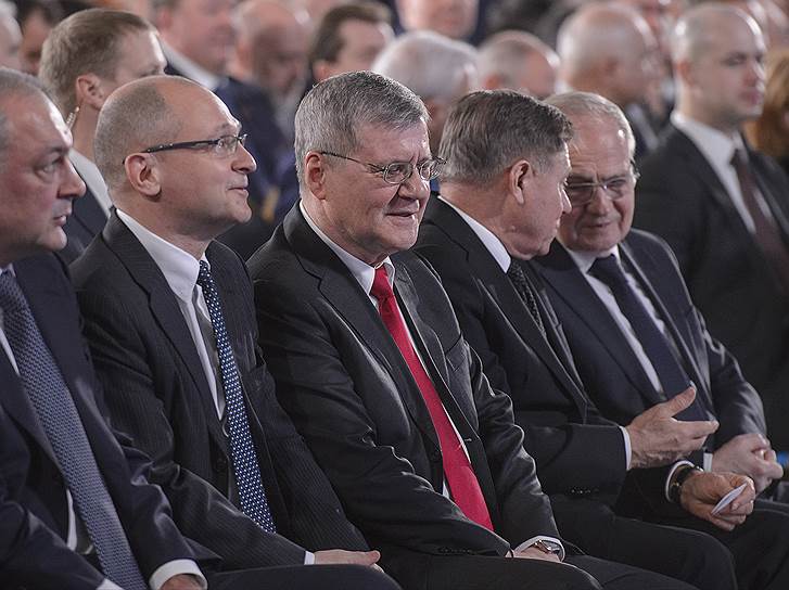 Генеральный прокурор России Юрий Чайка (в центре)