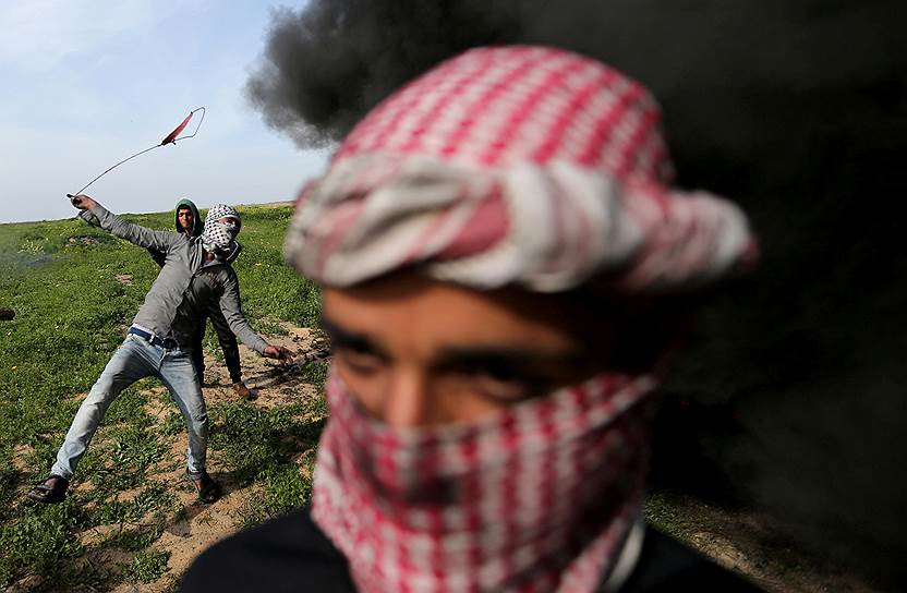 Сектор Газа. Палестинские демонстранты бросают камни в израильских военных 