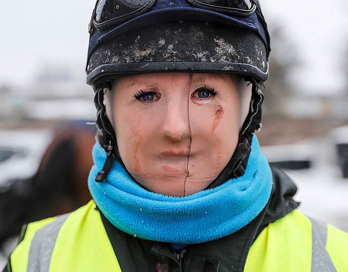 Оксфордшир, Великобритания. Женщина на лошадиных бегах надела колготки на голову, спасаясь от ветра