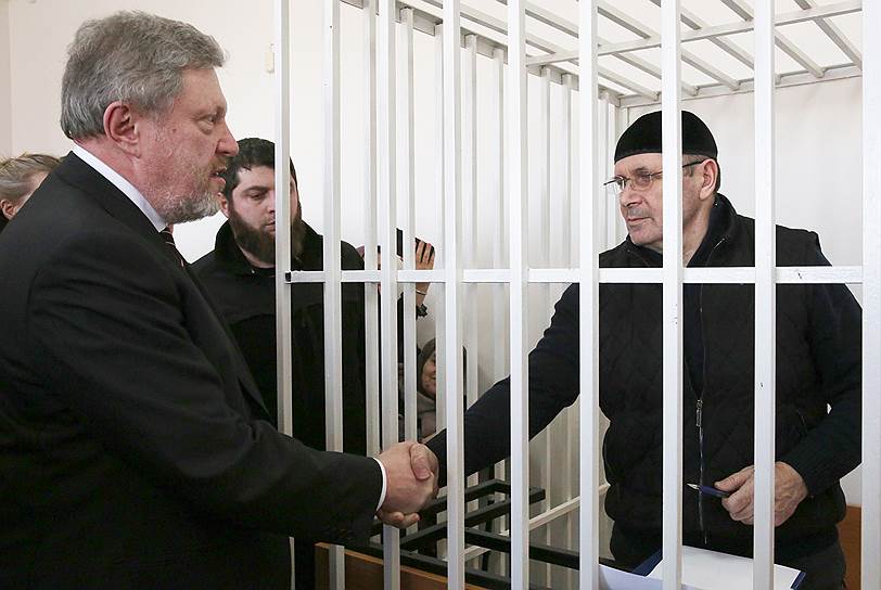 Кандидат в президенты России Григорий Явлинский (слева) и руководитель чеченского офиса правозащитного центра «Мемориал» Оюб Титиев
