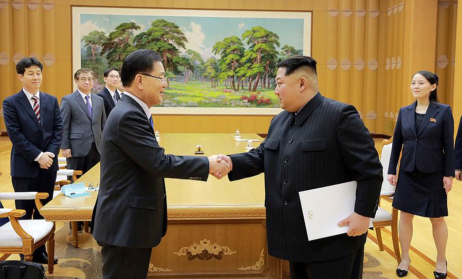 Советник президента Южной Кореи по национальной безопасности Чон Ый Ён (слева) и лидер КНДР Ким Чен Ын