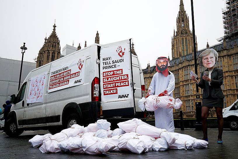 Лондон, Великобритания. Активисты организации Avaaz на акции против поставок оружия Саудовской Аравии 