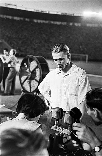 Розыгрыш призов на стадионах после матчей (на фото) в 1963 году решили преобразовать в спортивный тотализатор союзного значения
