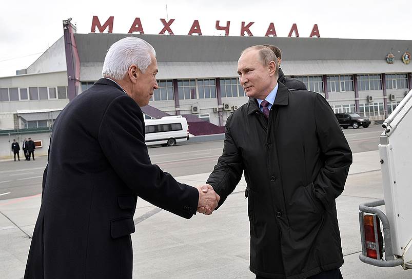 Президент России Владимир Путин (справа) и временно исполняющий обязанности главы Дагестана Владимир Васильев