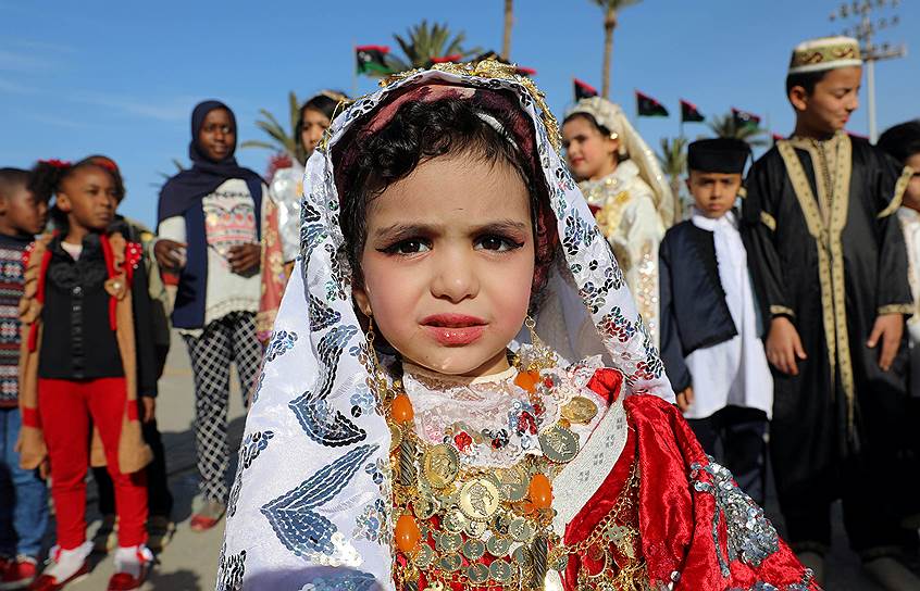 Триполи, Ливия. Девочка в национальном костюме принимает участие в фестивале