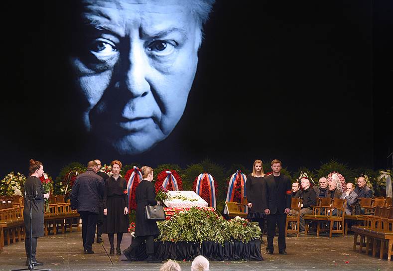Церемония прощания с актером Олегом Табаковым в театре МХТ им.Чехова, которым артист руководил на протяжении последних 18 лет