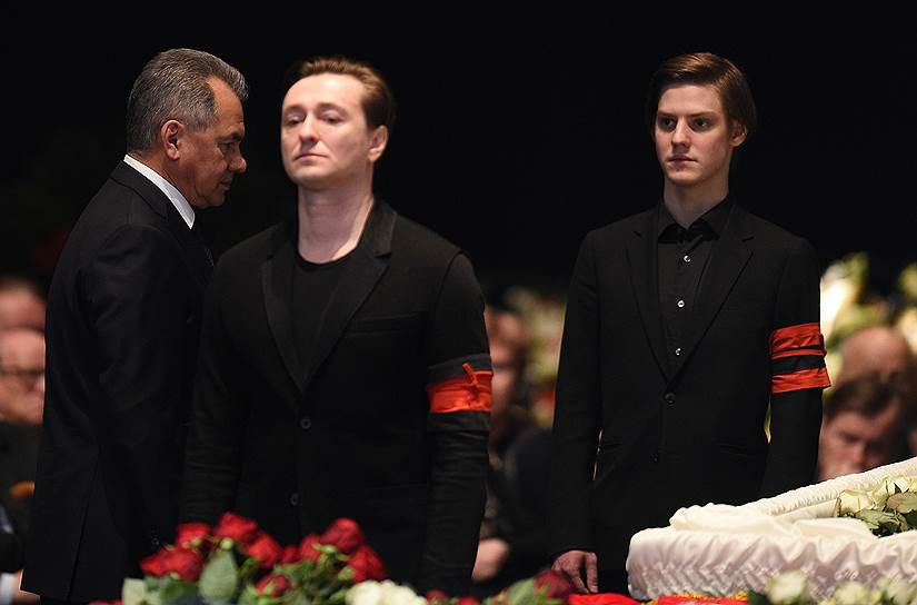 Слева направо: министр обороны Сергей Шойгу, актер Сергей Безруков и актер Павел Табаков