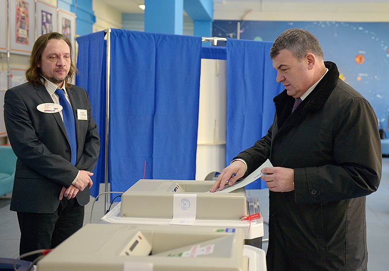Член совета директоров АО &quot;Вертолеты России&quot; Анатолий Сердюков (справа) на избирательном участке во время голосования