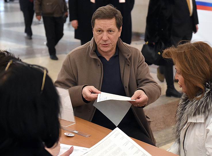 Первый зампредседателя Госдумы Александр Жуков c супругой Екатериной во время голосования