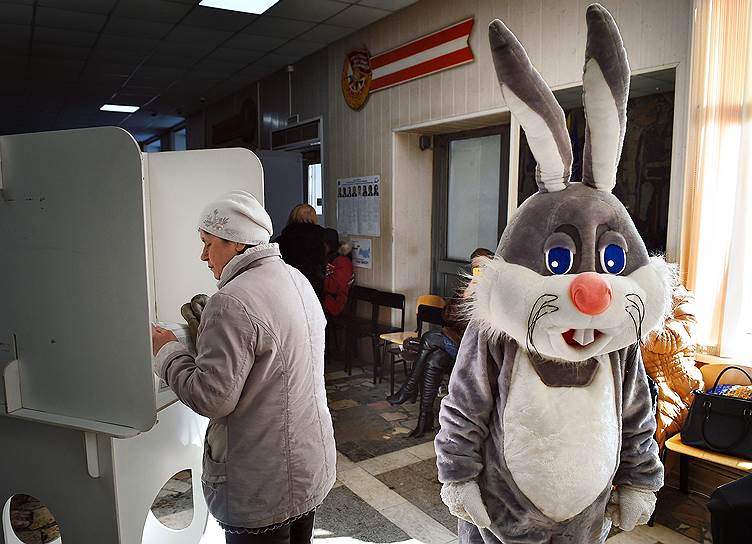 Избиратели во время голосования на одном из избирательных участков в Балашихе
